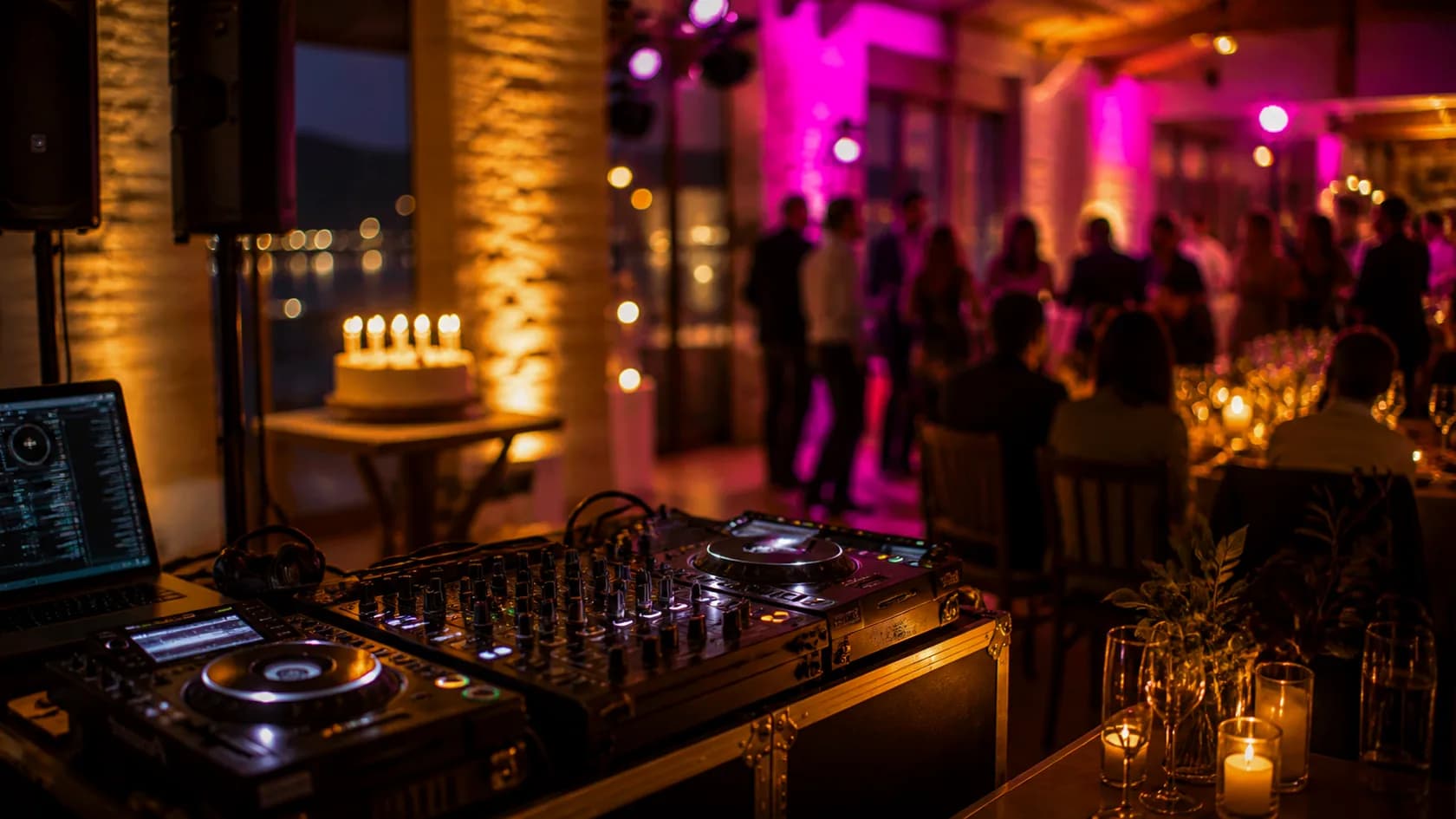 DJ für den 30. Geburtstag modern persönlich und tanzbar mit DJ Setup und Eventstimmung
