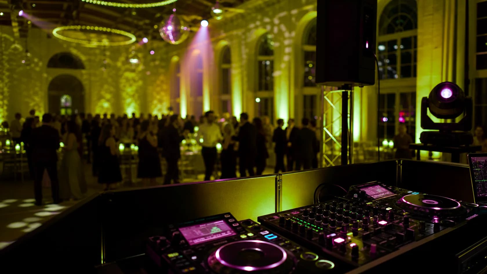 Welche Musik spielt DJ Canis ein Blick ins Repertoire mit DJ Setup und Eventstimmung