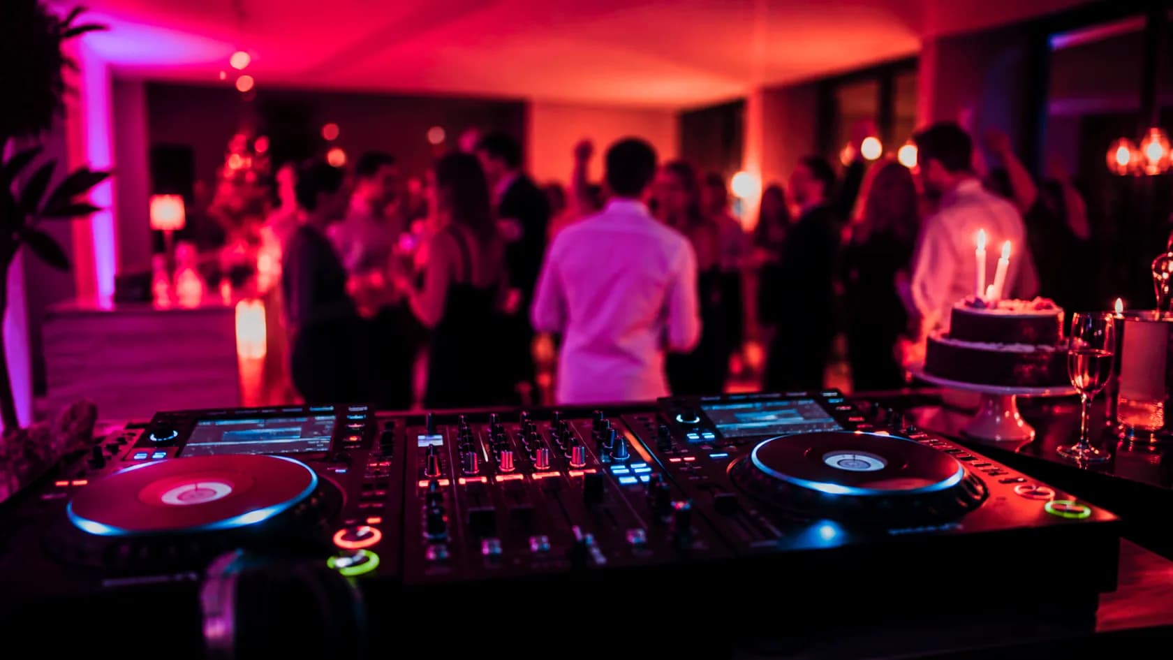 DJ für Mottoparty Musik und Licht passend zum Thema mit DJ Setup und Eventstimmung