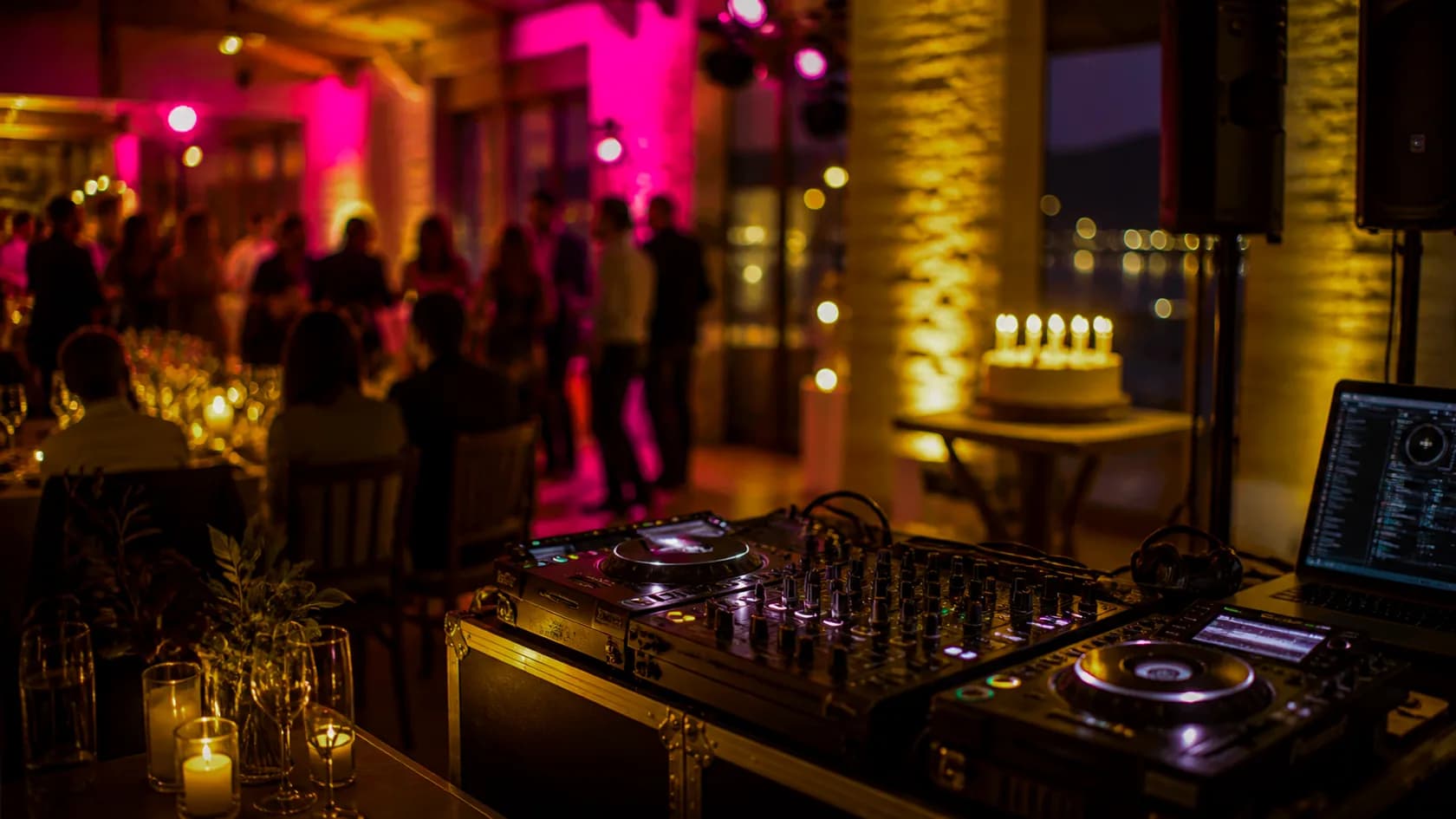 Weihnachtsfeier Musik von Dinner bis Dancefloor mit DJ Setup und Eventstimmung