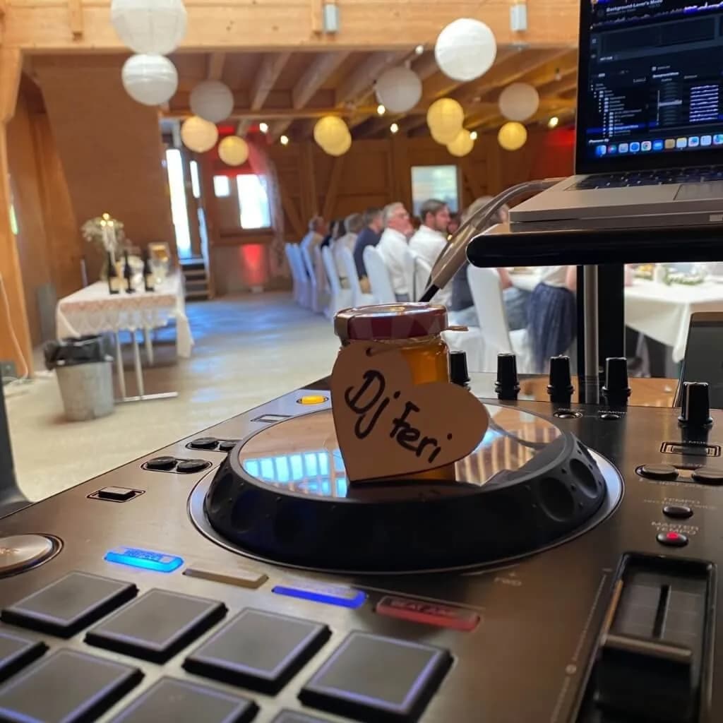 Mischpult von DJ Canis mit einem persönlichen Gastgeschenk bei einer Hochzeit