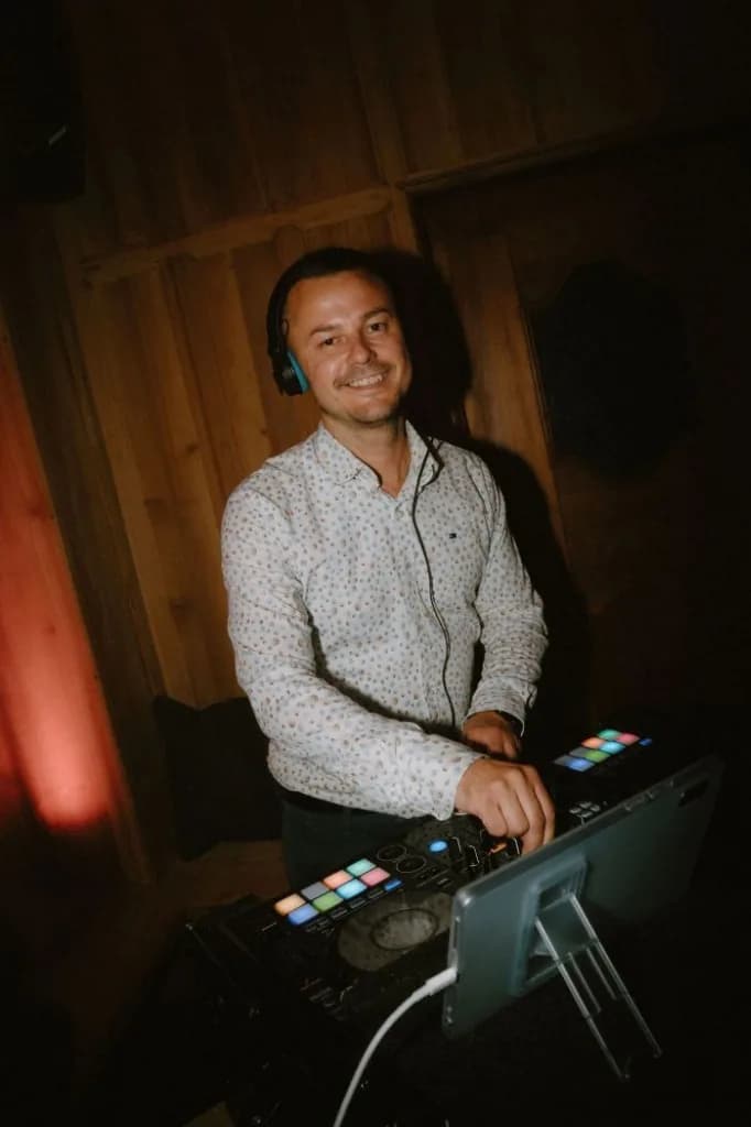 DJ Canis mit Kopfhörern beim Mixen an seinem Controller