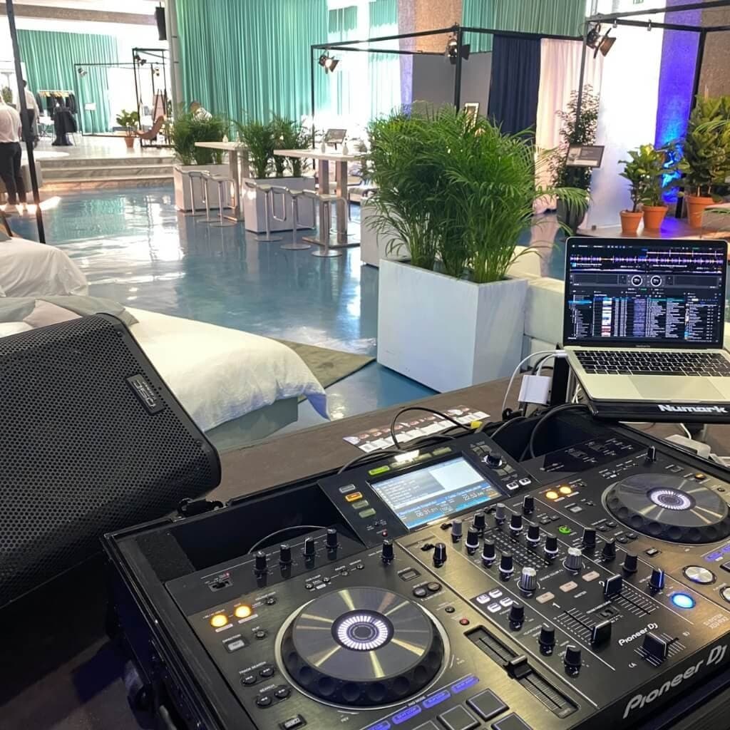Aufgebautes DJ-Setup mit Mischpult und Lautsprecher in einer Eventlocation