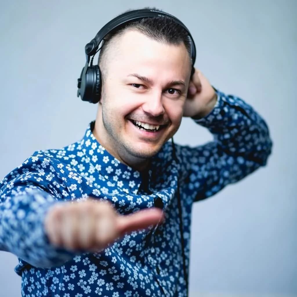 DJ Canis mit Kopfhörern